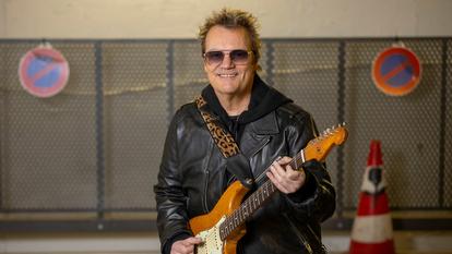 Axel Bauer (ici, dans un parking, à Paris, le 11 février) a composé les titres de son nouveau disque en six mois.