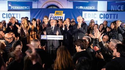 Au soir des résultats du premier tour, Éric Ciotti monte à la tribune pour s’adresser à ses soutiens.