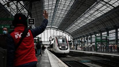 Une employée de la SNCF en gare de Bordeaux, le 25 novembre 2021.