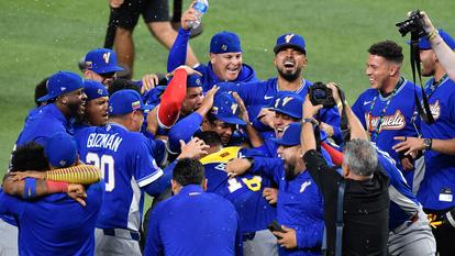 Les joueurs du Venezuela célèbrent leur victoire en finale de la classique mondiale de baseball.