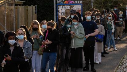Des personnes font la queue pour recevoir des vaccinations au centre sportif du campus de l’université du Kent, suite à une épidémie de cas de méningite dans le Kent, à Canterbury, en Grande-Bretagne, le 18 mars 2026.