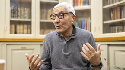 Boualem Sansal dans les bureaux de son éditeur historique, Gallimard.