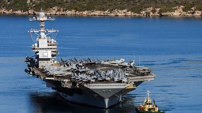 Le porte-avions de l’US Navy USS Gerald R. Ford quitte la baie de Souda, sur l’île de Crète, le 26 février 2026.