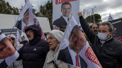 Des partisans d’Ekrem Imamoglu, le maire d’Istanbul emprisonné et principal rival du président Recep Tayyip Erdogan, protestent devant sa prison lors de sa première audience concernant les accusations portées contre lui, au complexe pénitentiaire et judiciaire de Marmara-Silivri à Istanbul, le 9 mars 2026.