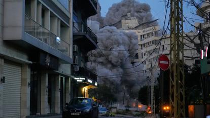 Jusqu’ici majoritairement cantonnées à la banlieue sud, les frappes ont atteint les quartiers de Basta, Bachoura et Zokak el-Blat, situés dans le nord de Beyrouth, faisant douze morts et des dizaines de blessés.