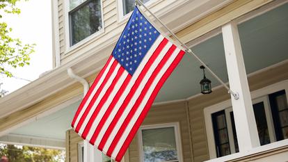 Le drapeau américain, hissé devant une maison américaine