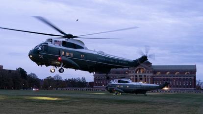Un hélicoptère atterrit près de Fort Lesley J. McNair, un poste militaire historique de l’US Army à Washington.