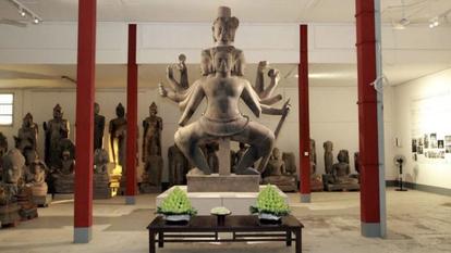 La statue avait été fragmentée en plus de 10 000 morceaux pendant la guerre civile en raison de destructions et de pillages.