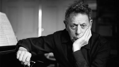 Philip Glass fêtera ses 90 ans en janvier prochain.