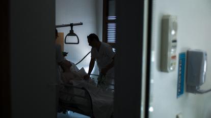 L’aide médicale à mourir est légale au Canada depuis 2016 pour les personnes en fin de vie. En 2021, elle a été étendue aux personnes atteintes d’une maladie grave et incurable.