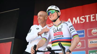 Le manager d’UAE Mauro Gianetti aux côtés de Tadej Pogacar.