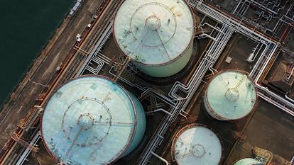 Une vue aérienne montre des réservoirs de stockage de pétrole dans un dépôt au port de Tsing Yi à Hong Kong, Chine, le 19 mars 2026.