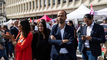 L’Insoumise Lahouaria Addouche (au centre), candidate pour devenir maire de Lille, en compagnie des députés Manuel Bompard et Aurélien Le Coq (LFI).