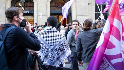 Manifestation d’étudiants pour la venue de Jean-Luc Mélenchon à Sciences Po.