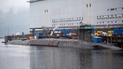 Un sous-marin de classe Vanguard subit des travaux de maintenance à la base navale de HM Naval Base Clyde, à Faslane, au nord-ouest de Glasgow en Écosse, le 28 avril 2023.