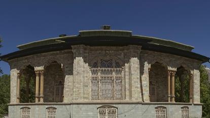 Selon les agences Irna et Isna, le Palais vert, l’un des pavillons du Saadabad, est jonché de débris, en particulier de vitres soufflées et de plafonds.