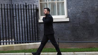 Le président ukrainien Volodymyr Zelensky marche pour rencontrer le premier ministre britannique Keir Starmer au 10 Downing Street, à Londres au Royaume-Uni.