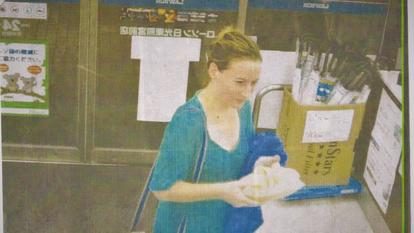 Tiphaine Véron dans un commerce japonais à Nikko, au Japon, le jour de sa disparition.