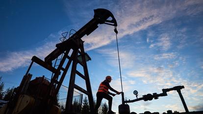 La première piste susceptible de réduire la consommation de carburant, et donc de pétrole, c’est le télétravail, relève l’AIE.