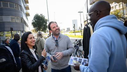 Foulques Chombart de Lauwe, candidat de la droite et du centre, aux municipales à Nantes, en compagnie de sa colistière Sarah El Haïry (MoDem), haut-commissaire à l’Enfance, le 19 mars 2026.
