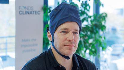 Le casque à infrarouges développé par Clinatec, ici porté par Antoine Robinet, ingénieur électronicien qui en a dirigé la conception et la réalisation.