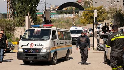 Une ambulance arrive lors des funérailles de Fahmi Mahieddine al-Chami, membre de la défense civile qui, selon des médias locaux, a été tué la veille par une frappe israélienne à Saïda, au Liban, le 19 mars 2026.