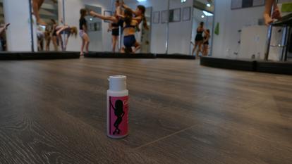 En classe, les petites filles utilisent du «grip aid», ce gel adhérant qu’on utilise pour éviter que les mains ne glissent sur la barre.