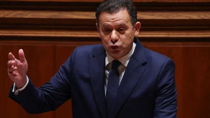 Le premier ministre portugais Luís Montenegro au parlement à Lisbonne, le 19 février 2026.