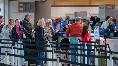 Depuis février, le financement du ministère chargé des contrôles de sécurité dans les aéroports est gelé en raison du profond différend entre démocrates et républicains.