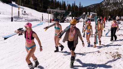 Des Américains se préparent à skier à la station Arapahoe Basin alors que les températures atteignent les 15 degrés Celsius à Keystone, Colorado, États-Unis, le 21 mars 2026.