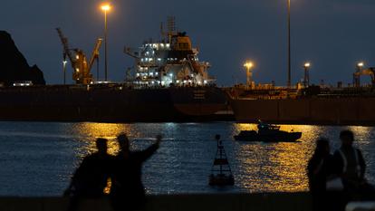 Un pétrolier à l’ancre au port Sultan Qaboos à Mascate, Oman.
