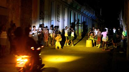 Des Cubains rassemblés lors d’une panne de courant, alors que le réseau électrique national s’est effondré à La Havane, Cuba, le 16 mars 2026.