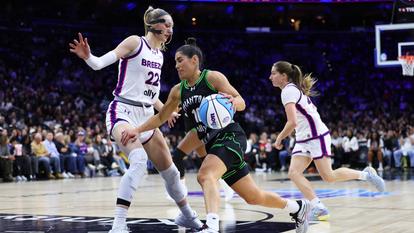 Kelsey Plum, la numéro 10 des Phantom, affronte les Breeze lors d’un match de la saison 2026 de la ligue Unrivaled, disputé en janvier 2026 à Philadelphie, en Pennsylvanie.