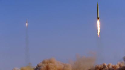 Des missiles balistiques Ghadr et Shahab 2 sont lancés lors d’exercices militaires organisés pour les Gardiens de la révolution le 28 juin 2011.
