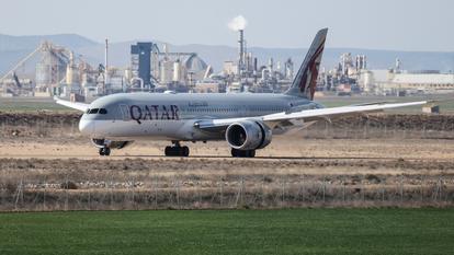 Un avion de la compagnie Qatar Airways, stationné à l’aéroport de Teruel, en Espagne