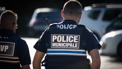 vue d’un agent de la police municipale française de dos