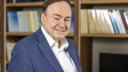 Le politologue Jérôme Jaffré dans son bureau parisien, juin 2024.