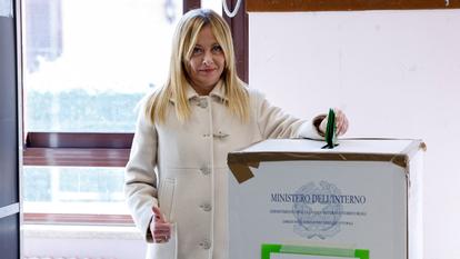 Giorgia Meloni en train de voter à l’occasion du référendum du 23 mars 2026.