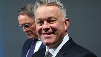 Le candidat conservateur Gordon Schneider (au premier plan) devrait succéder au social-démocrate Alexander Schweitzer (au second plan) aux commandes du Land de Rhénanie-Palatinat.
