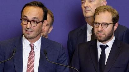 Thomas Cazenave et Antoine Armand lors d’une passation de pouvoirs au ministère de l’Économie, le 22 septembre 2024.