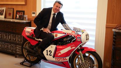 Christian Estrosi, le 26 février, posant sur sa moto de champion de France qui était installé dans son bureau de maire de Nice.