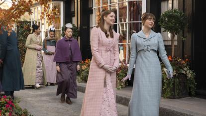 Yerin Ha sous les traits de Sophie Baek, Hannah Dodd de Francesca Bridgerton, Claudia Jessie d’ Eloise dans la quatrième saison de Bridgerton.