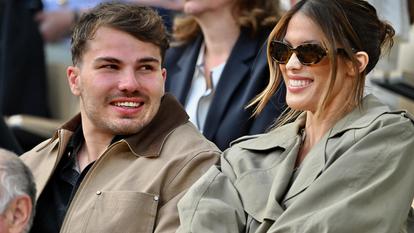Antoine Dupont et Iris Mittenaere à Roland-Garros, le 8 juin 2025.