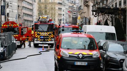 Des pompiers français travaillent dans une rue après qu’un incendie a éclaté