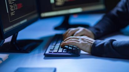 Les attaques coordonnées via des réseaux de machines piratées, pour saturer les réseaux, ont aussi plus que doublé en 2025 et se démocratisent grâce à des services proposés à la location.