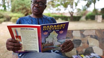 L’historien culturel Babatunde Mesewaku lit un livre qu’il a écrit sur la traite des esclaves avant une interview avec Reuters sur une proposition de résolution de l’ONU concernant les réparations pour l’esclavage à Badagry, Lagos, Nigéria, le 25 mars 2026.