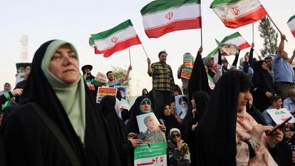 Des personnes participent à un rassemblement en soutien aux forces armées iraniennes à Téhéran, en Iran, le 24 juin 2025.