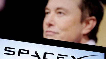 Le logo de SpaceX et une photo d’Elon Musk dans cette illustration.