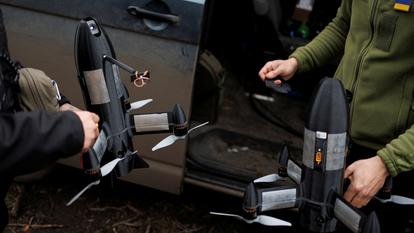 Des membres de l’armée ukrainienne se préparent tiennent des drones d’interception pendant leur poste de combat, au milieu de l’attaque de la Russie contre l’Ukraine, dans la région de Kharkiv, Ukraine, le 18 mars 2026.