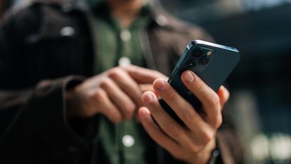 Le texte voté par les députés prévoit que «l’accès à un service de réseau social en ligne fourni par une plateforme en ligne est interdit aux mineurs de quinze ans».
